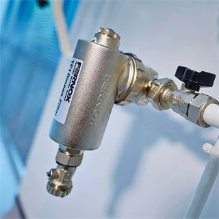 Fernox TF1 Omega Filter mágneses iszapleválasztó, fémvázas 3/4" 62336