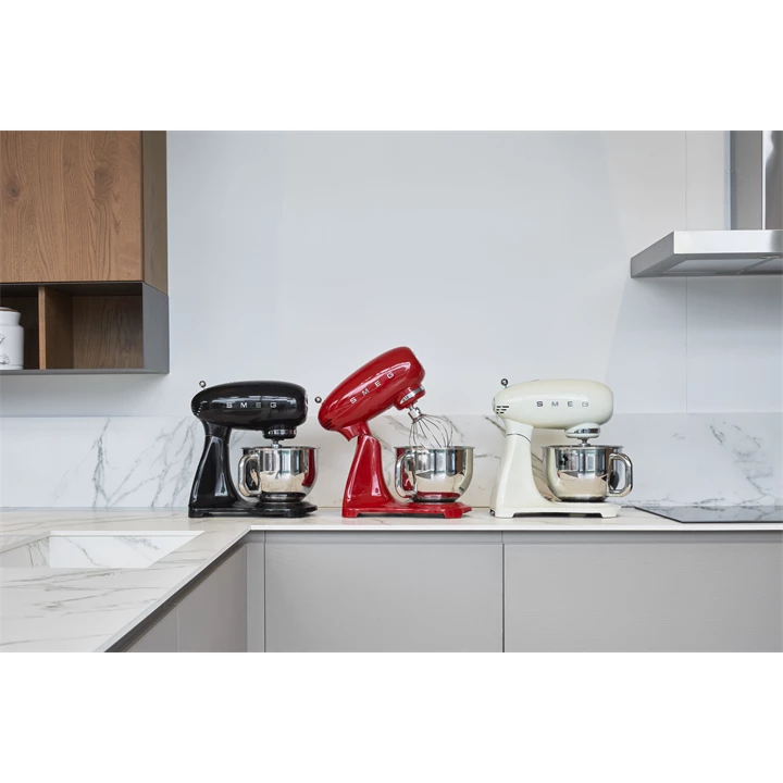 Smeg Retro konyhai robotgép, fekete test és talp SMF03BLEU